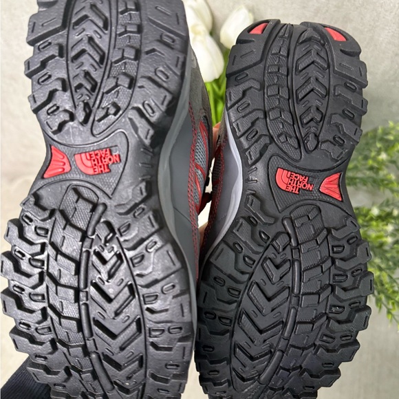 The North Face Boys Hiking Trail Shoes Size 1 Gray Red EU 32 NWOB - Picture 4 of 4